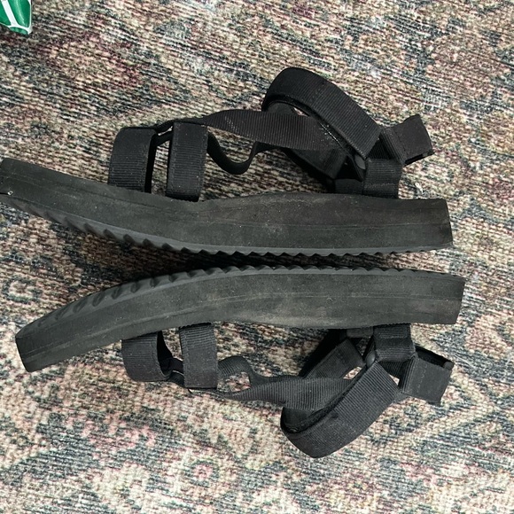 Tevas - Picture 2 of 4